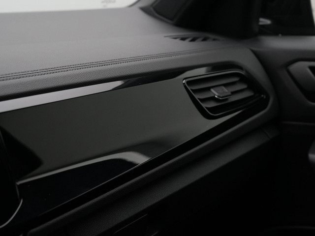 Volkswagen T-Roc 1.5 TSI 150 pk DSG R-Line | IQ Light | Parkeersensoren voor achter | Adaptive Cruise | Carplay