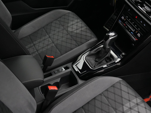 Volkswagen T-Roc 1.5 TSI 150 pk DSG R-Line | IQ Light | Parkeersensoren voor achter | Adaptive Cruise | Carplay