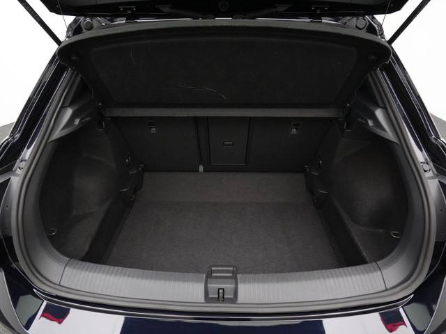 Volkswagen T-Roc 1.5 TSI 150 pk DSG R-Line | IQ Light | Parkeersensoren voor achter | Adaptive Cruise | Carplay