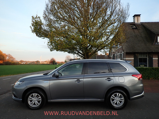 Mitsubishi Outlander 2.4 PHEV Pure KEYLESS TREKHAAK CAMERA CARPLAY