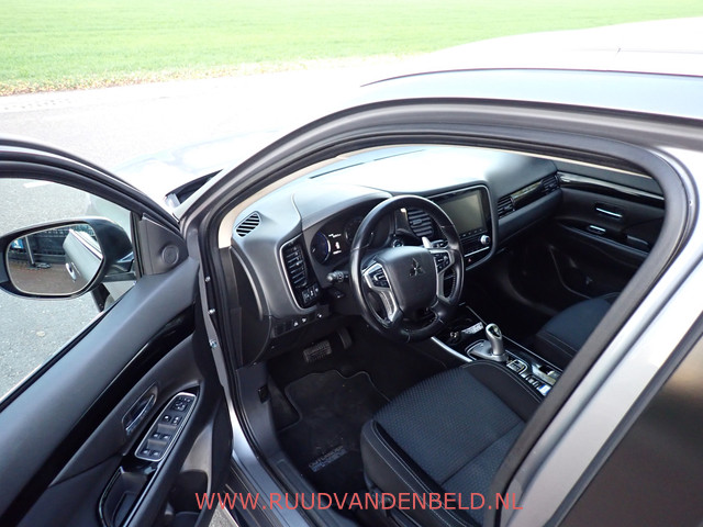 Mitsubishi Outlander 2.4 PHEV Pure KEYLESS TREKHAAK CAMERA CARPLAY