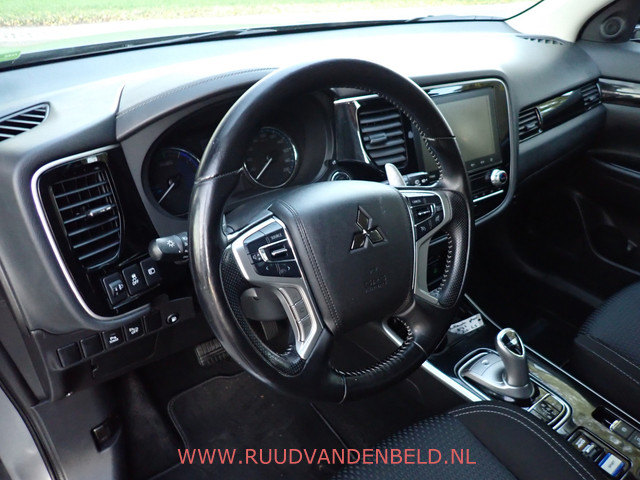 Mitsubishi Outlander 2.4 PHEV Pure KEYLESS TREKHAAK CAMERA CARPLAY
