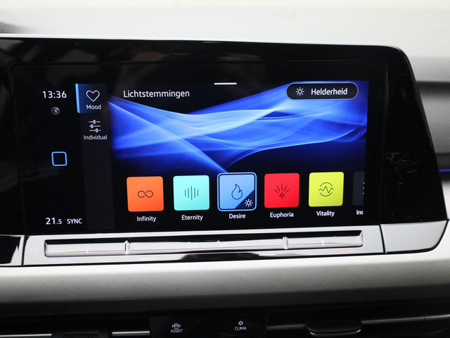 Volkswagen Golf Variant 1.0eTSI 110PK Life DSG · Navigatie · Trekhaak · Apple Android Car Play ·Garantie t m 06-05-2027 of 100.000km