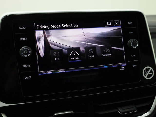 Volkswagen T-Roc 1.5TSI 150PK R-Line DSG · Camera · Navigatie · Apple Android Car Play · Trekhaak · Garantie tot februari 2027