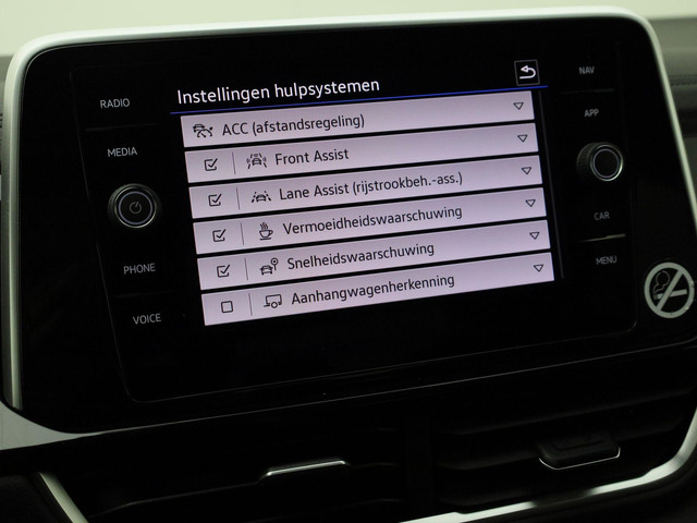 Volkswagen T-Roc 1.5TSI 150PK R-Line DSG · Camera · Navigatie · Apple Android Car Play · Trekhaak · Garantie tot februari 2027