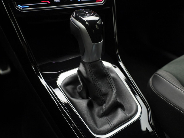 Volkswagen T-Roc 1.5TSI 150PK R-Line DSG · Camera · Navigatie · Apple Android Car Play · Trekhaak · Garantie tot februari 2027