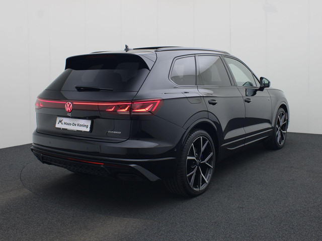 Volkswagen Touareg 3.0 TSieHybrid 340kW 462PK 4MOTION R · Panoramadak · Elek. Trekhaak · 360°Camera · Stoelmassage & ventilatie · Garantie t m 11-0