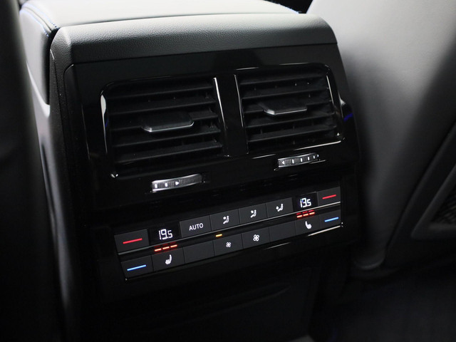 Volkswagen Touareg 3.0 TSieHybrid 340kW 462PK 4MOTION R · Panoramadak · Elek. Trekhaak · 360°Camera · Stoelmassage & ventilatie · Garantie t m 11-0