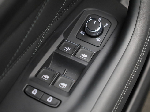 Volkswagen Touareg 3.0 TSieHybrid 340kW 462PK 4MOTION R · Panoramadak · Elek. Trekhaak · 360°Camera · Stoelmassage & ventilatie · Garantie t m 11-0