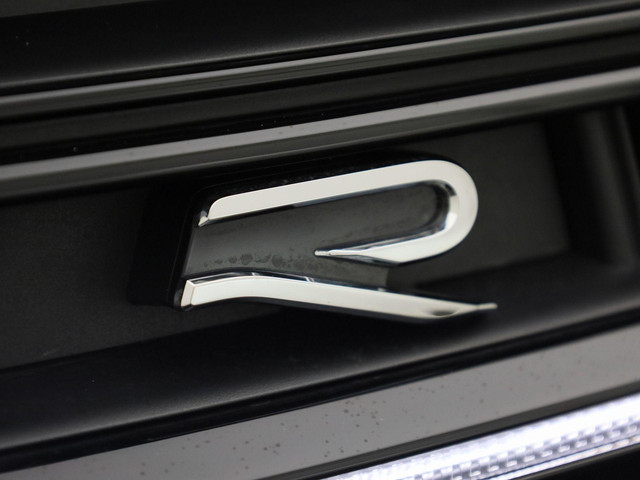 Volkswagen Touareg 3.0 TSieHybrid 340kW 462PK 4MOTION R · Panoramadak · Elek. Trekhaak · 360°Camera · Stoelmassage & ventilatie · Garantie t m 11-0