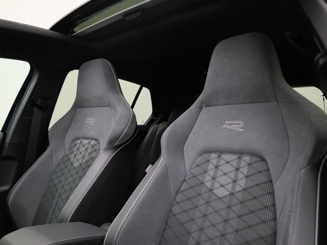 Volkswagen Golf 1.5eTSI 150PK R-Line Blackstyle DSG · Panoramadak · Camera + Parkeersensoren · Stoel-& stuurverwarming · Garantie tot februari 2