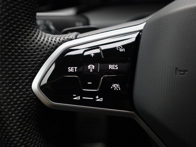 Volkswagen Golf 1.5eTSI 150PK R-Line Blackstyle DSG · Panoramadak · Camera + Parkeersensoren · Stoel-& stuurverwarming · Garantie tot februari 2