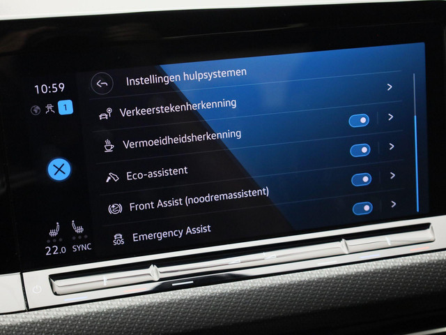 Volkswagen Golf 1.5eTSI 150PK R-Line Blackstyle DSG · Panoramadak · Camera + Parkeersensoren · Stoel-& stuurverwarming · Garantie tot februari 2