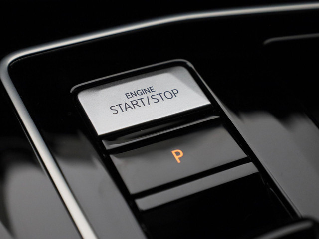 Volkswagen Golf 1.5eTSI 150PK R-Line Blackstyle DSG · Panoramadak · Camera + Parkeersensoren · Stoel-& stuurverwarming · Garantie tot februari 2