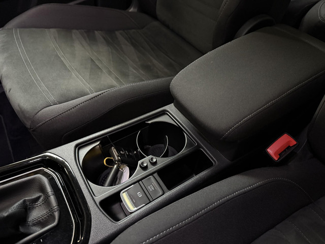 Volkswagen Touran 1.4 TSI Connected Series 7p | PANO | NAVI