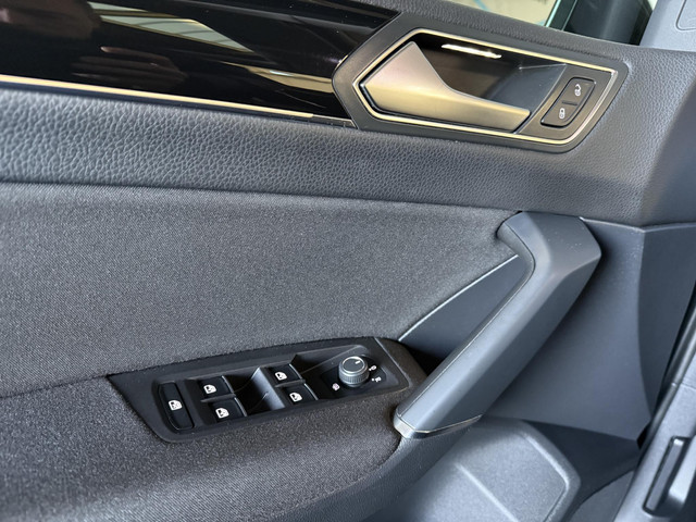 Volkswagen Touran 1.4 TSI Connected Series 7p | PANO | NAVI