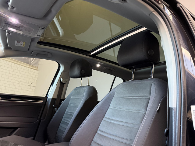 Volkswagen Touran 1.4 TSI Connected Series 7p | PANO | NAVI