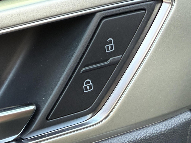 Volkswagen Polo 1.0 TSI Style Facelift NP € 39.310,- Full options Apple Carplay & Android Stoelverwarming Grote NAV Camera