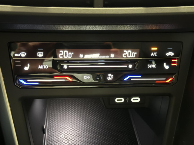 Volkswagen Polo 1.0 TSI Style Facelift NP € 39.310,- Full options Apple Carplay & Android Stoelverwarming Grote NAV Camera