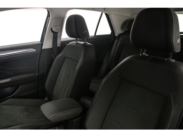 Volkswagen T-Roc Style 1.5 TSI 150pk DSG Automaat Trekhaak, Adaptive cruise control, Navigatie, Achteruitrijcamera, Stoelverwarming, Parkeersenso