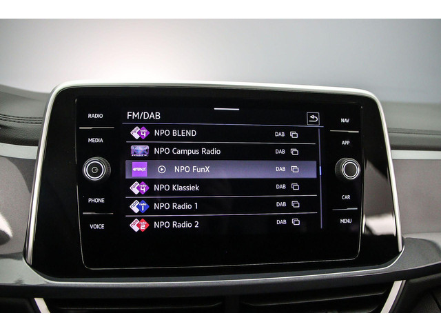 Volkswagen T-Roc Style 1.5 TSI 150pk DSG Automaat Trekhaak, Adaptive cruise control, Navigatie, Achteruitrijcamera, Stoelverwarming, Parkeersenso