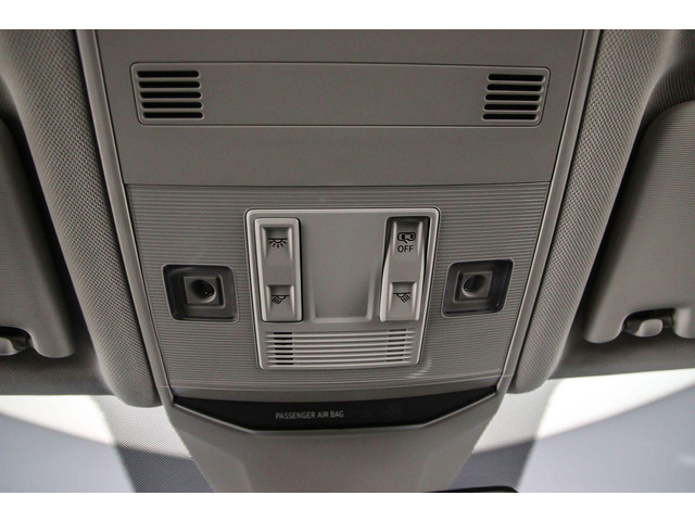 Volkswagen T-Roc Style 1.5 TSI 150pk DSG Automaat Trekhaak, Adaptive cruise control, Navigatie, Achteruitrijcamera, Stoelverwarming, Parkeersenso