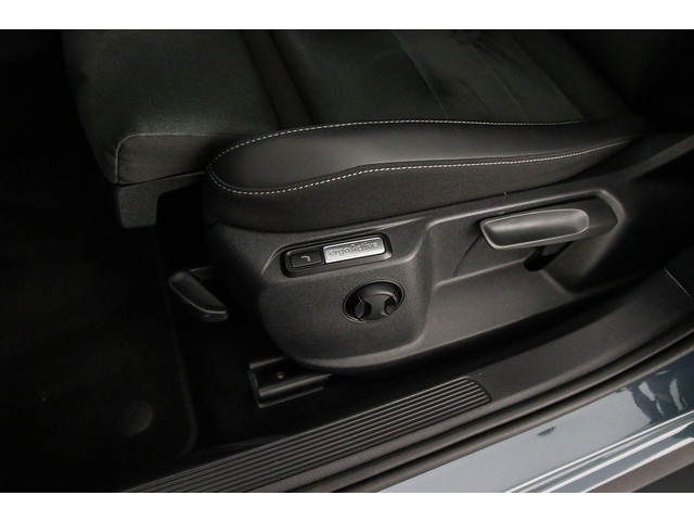 Volkswagen T-Roc Style 1.5 TSI 150pk DSG Automaat Trekhaak, Adaptive cruise control, Navigatie, Achteruitrijcamera, Stoelverwarming, Parkeersenso