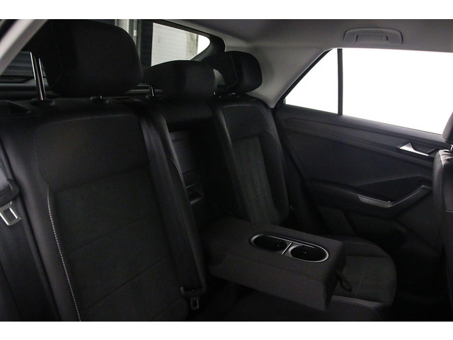 Volkswagen T-Roc Style 1.5 TSI 150pk DSG Automaat Trekhaak, Adaptive cruise control, Navigatie, Achteruitrijcamera, Stoelverwarming, Parkeersenso
