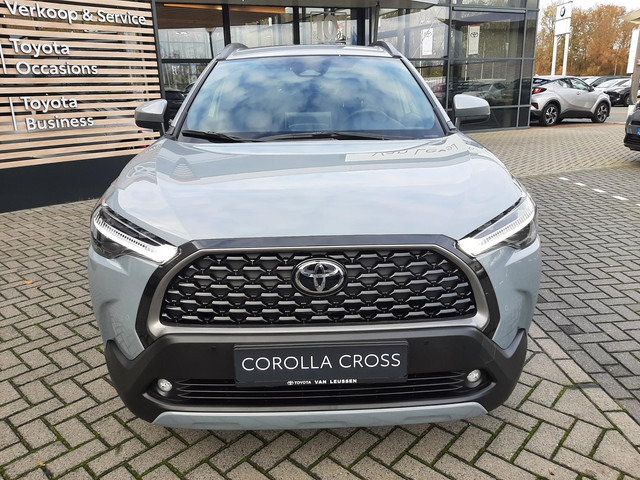 Toyota Corolla Cross Hybrid 140 Style ALL-SEASON PARK-SENSOREN KEYLESS BLIND-SPOT STOEL STUURVERW AD-CRUISE ELEK-ACHTERKLEP CAMERA DRAADLOOS-LADEN
