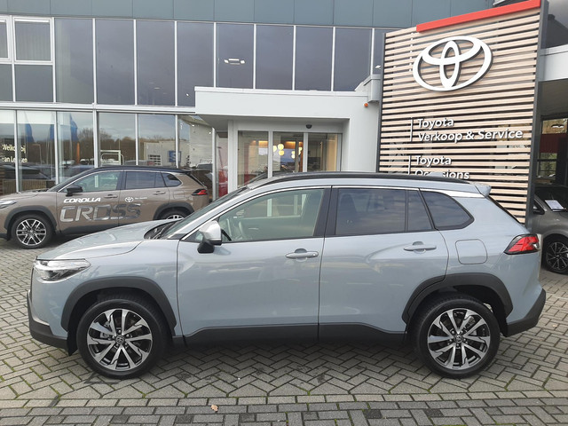 Toyota Corolla Cross Hybrid 140 Style ALL-SEASON PARK-SENSOREN KEYLESS BLIND-SPOT STOEL STUURVERW AD-CRUISE ELEK-ACHTERKLEP CAMERA DRAADLOOS-LADEN
