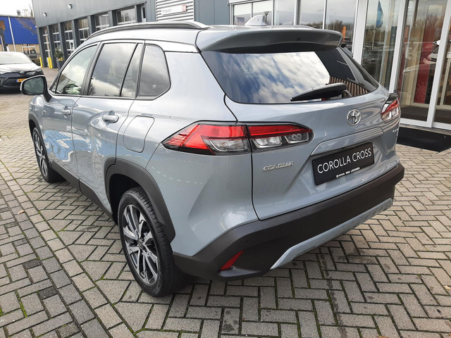 Toyota Corolla Cross Hybrid 140 Style ALL-SEASON PARK-SENSOREN KEYLESS BLIND-SPOT STOEL STUURVERW AD-CRUISE ELEK-ACHTERKLEP CAMERA DRAADLOOS-LADEN