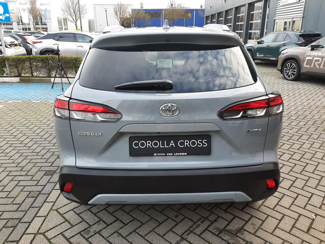 Toyota Corolla Cross Hybrid 140 Style ALL-SEASON PARK-SENSOREN KEYLESS BLIND-SPOT STOEL STUURVERW AD-CRUISE ELEK-ACHTERKLEP CAMERA DRAADLOOS-LADEN