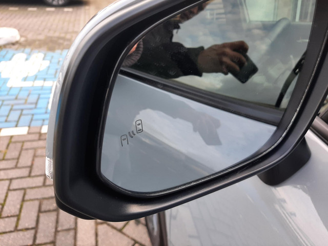 Toyota Corolla Cross Hybrid 140 Style ALL-SEASON PARK-SENSOREN KEYLESS BLIND-SPOT STOEL STUURVERW AD-CRUISE ELEK-ACHTERKLEP CAMERA DRAADLOOS-LADEN