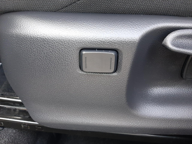 Toyota Corolla Cross Hybrid 140 Style ALL-SEASON PARK-SENSOREN KEYLESS BLIND-SPOT STOEL STUURVERW AD-CRUISE ELEK-ACHTERKLEP CAMERA DRAADLOOS-LADEN