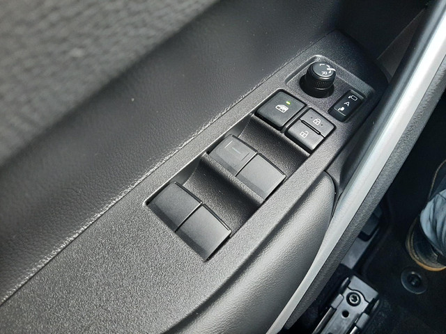 Toyota Corolla Cross Hybrid 140 Style ALL-SEASON PARK-SENSOREN KEYLESS BLIND-SPOT STOEL STUURVERW AD-CRUISE ELEK-ACHTERKLEP CAMERA DRAADLOOS-LADEN