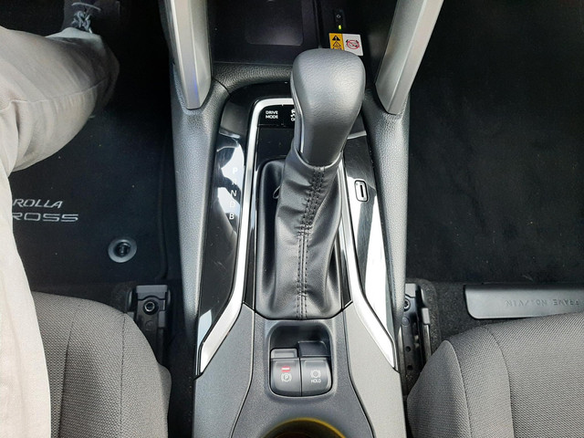 Toyota Corolla Cross Hybrid 140 Style ALL-SEASON PARK-SENSOREN KEYLESS BLIND-SPOT STOEL STUURVERW AD-CRUISE ELEK-ACHTERKLEP CAMERA DRAADLOOS-LADEN