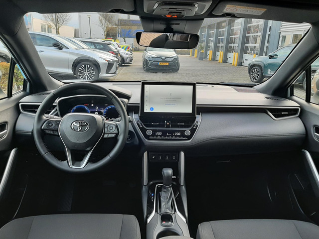 Toyota Corolla Cross Hybrid 140 Style ALL-SEASON PARK-SENSOREN KEYLESS BLIND-SPOT STOEL STUURVERW AD-CRUISE ELEK-ACHTERKLEP CAMERA DRAADLOOS-LADEN