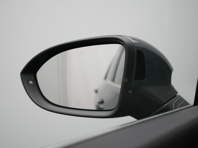 Volkswagen Golf 1.4 eHybrid Style Plug In Hybrid 204pk Dealer O.H. PHEV | Trekhaak Af Fabriek | Panodak | Adaptive Cruise | IQ Light | Alcantara