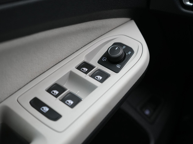 Volkswagen Golf 1.4 eHybrid Style Plug In Hybrid 204pk Dealer O.H. PHEV | Trekhaak Af Fabriek | Panodak | Adaptive Cruise | IQ Light | Alcantara